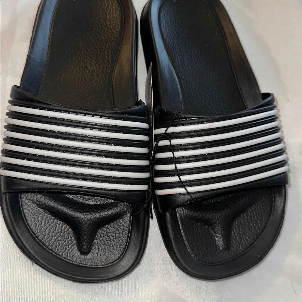 Black White Striped Rubber Slide Sandals Slip On Pool Shoes Size 2‎